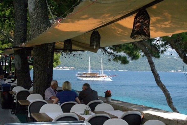 Schiff vor der Promenade von Korcula, 2012 © Heinz Ramacher Schiff vor der Promenade von Korcula