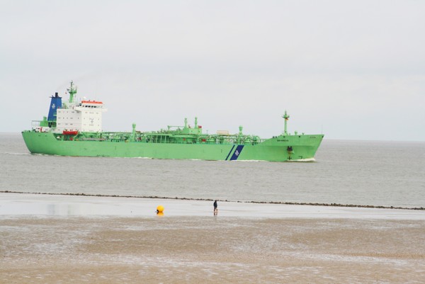 Schiff in der Fahrrinne direkt am Watt, 2012 © Heinz Ramacher Schiff in der Fahrrinne direkt am Watt