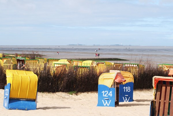 Strandkörbe vor der Insel Neuwerk, 2012 © Heinz Ramacher Strandkörbe vor der Insel Neuwerk