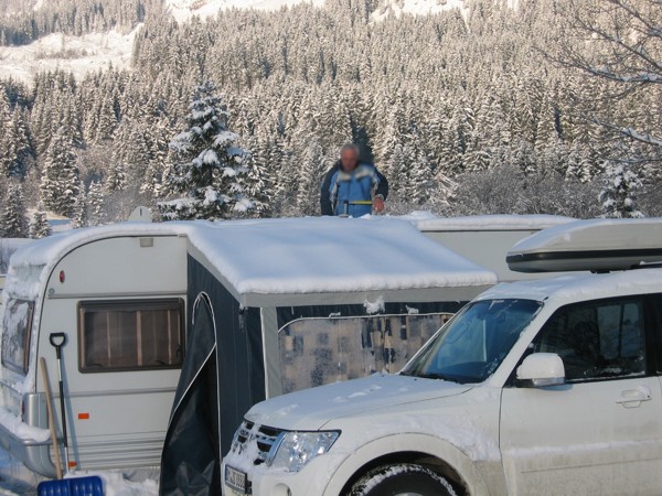 Schneeschieben auf dem Campingplatz, 2013 © Heinz Ramacher Schnee vom Wohnwagen schieben