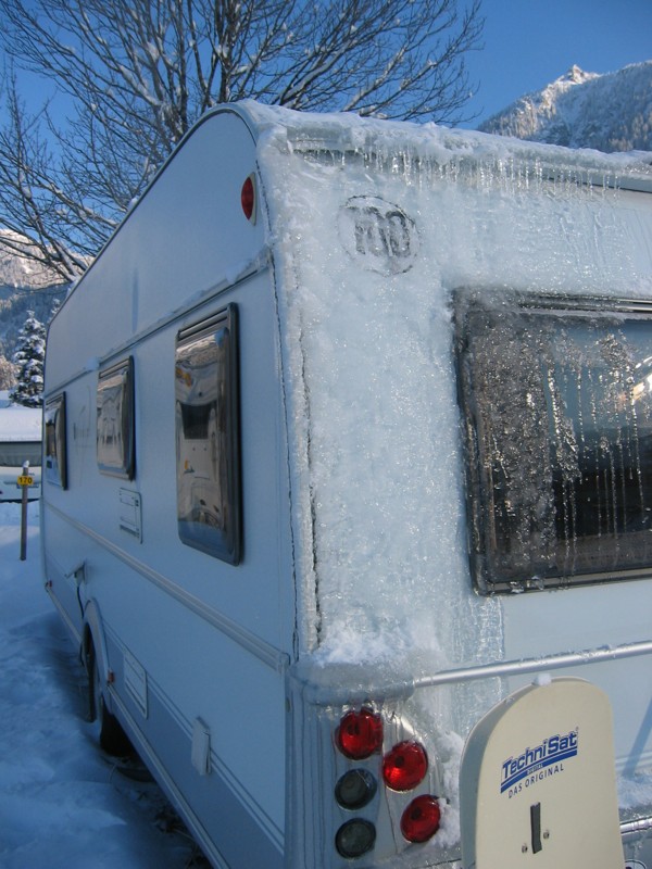 Wohnwagen mit Eiszapfen, 2013 © Heinz Ramacher Eiszapfen am Wohnwagen