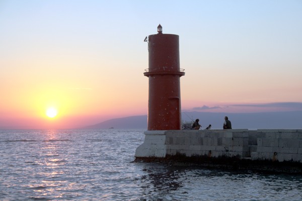 Abendstimmung am roten Leuchtturm, Kovacine, 2013 © Heinz Ramacher Sonnenuntergang am roten Leuchtturm