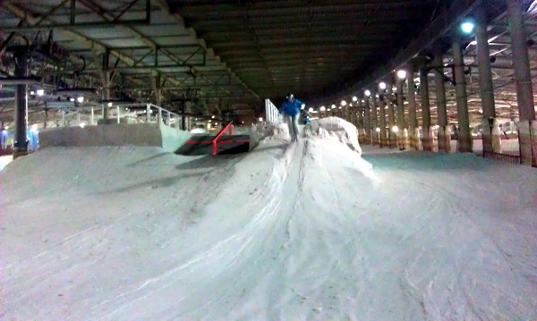 Skifahren mit Hindernissen in der Skihalle, 2013 © Heinz Ramacher Im Funpark