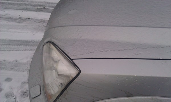 Eispanzer auf dem Auto, 2013 © Heinz Ramacher Auto nach Eisregen