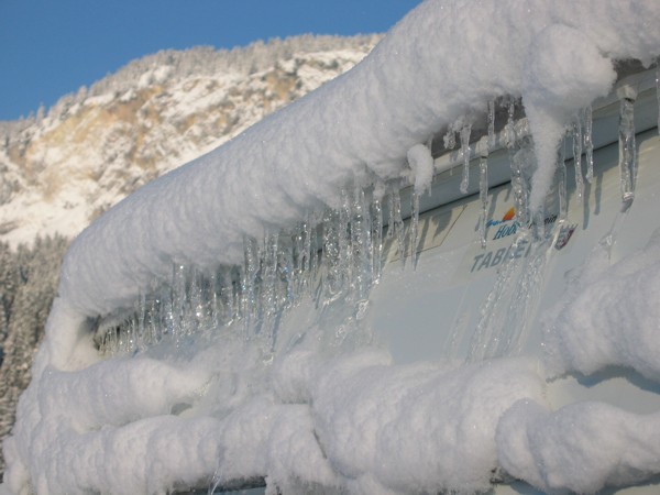 Schnee und Eis auf dem Wohnwagen, 2013 © Heinz Ramacher Schnee und Eis auf dem Wohnwagen