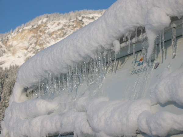 Schnee und Eis auf dem Wohnwagen