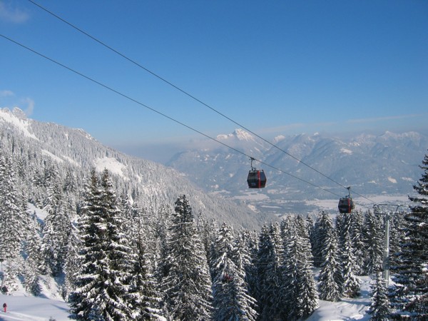 Seilbahn auf den Hahnenkamm hinauf